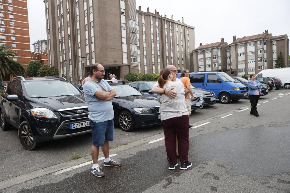 El incendio de varios coches en un parking de Gijón, en imágenes
