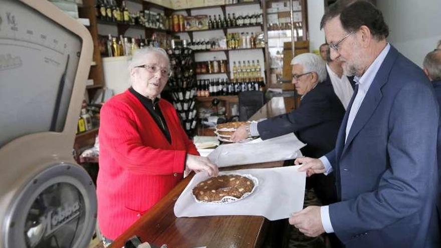 Rajoy, ayer, recibe una tarta de regalo en Vilalba.