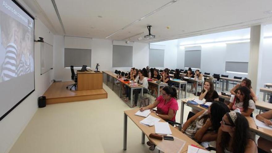 Alumnos en una clase por videoconferencia en la sede de Ibiza de la UIB.