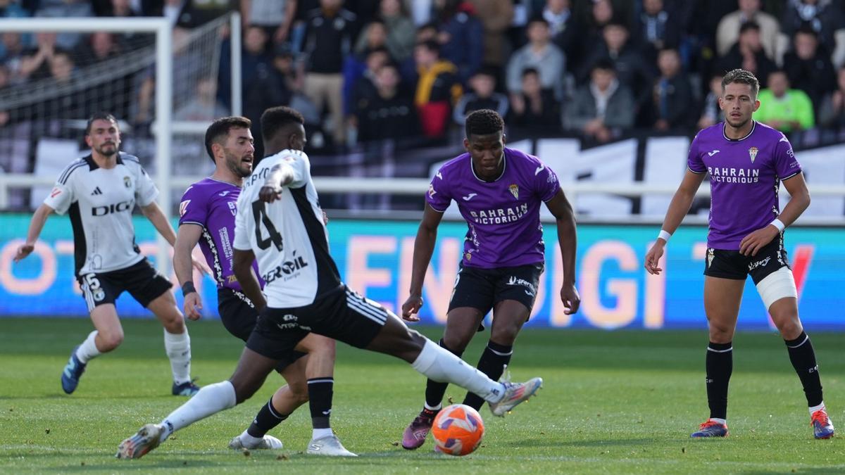 Lance del encuentro entre el Burgos y el Córdoba CF en El Plantío.
