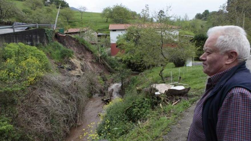 José Manuel Vallina, con el Molín del Gañón al fondo y el argayo sobre el río Meredal.