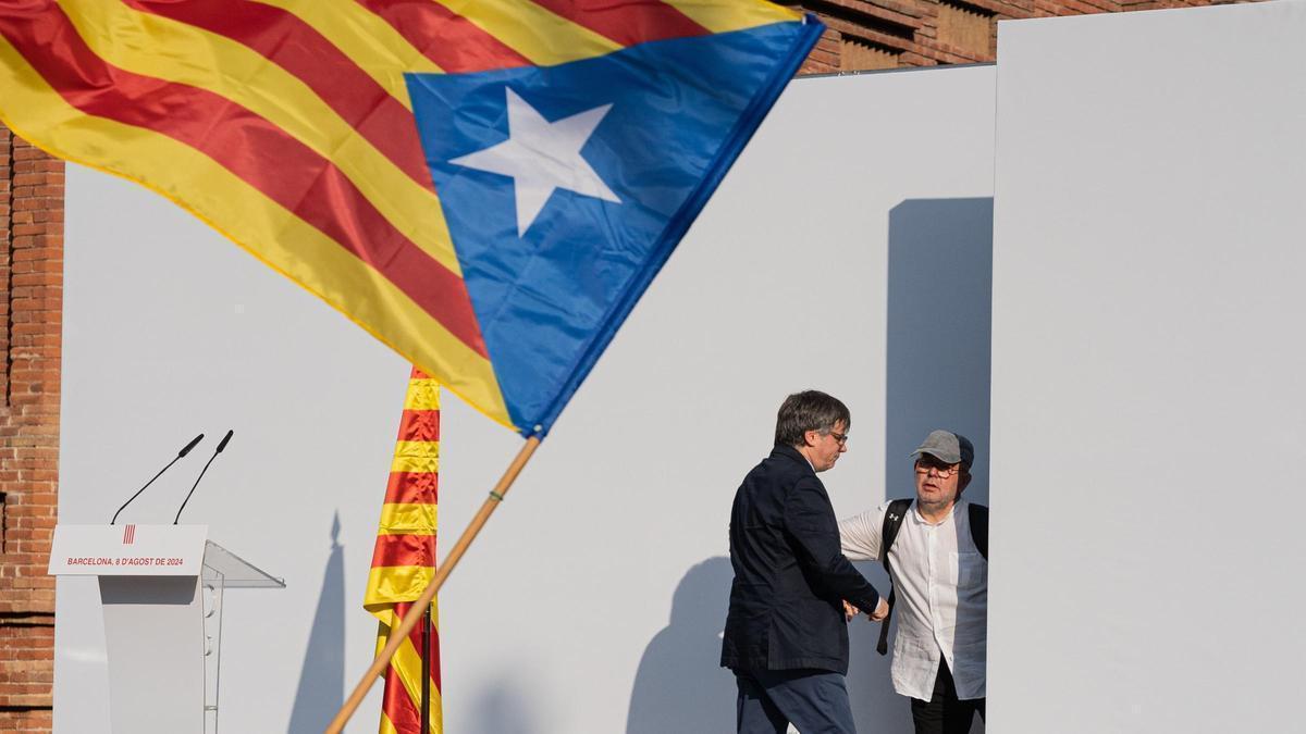 Carles Puigdemont al finalizar su discurso con su abogado Gonzalo Boye.