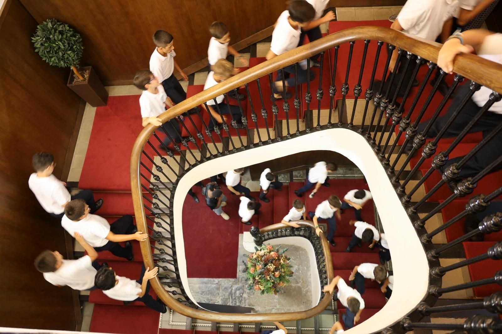 Las voces de los niños del Misteri resuenan y emocionan en el Salón de Plenos de Elche