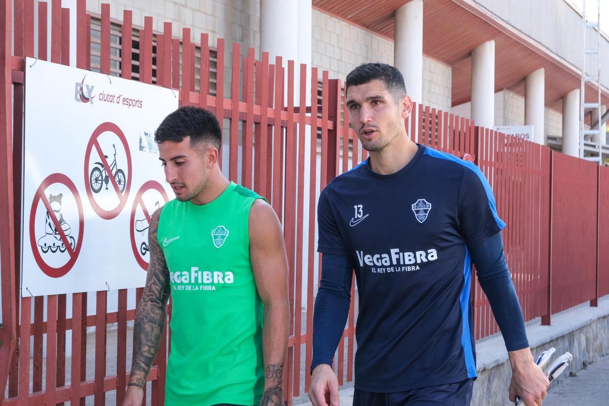 Nico Fernández, junto a Dituro, llegando al campo Díez Iborra, para realizar un entrenamiento