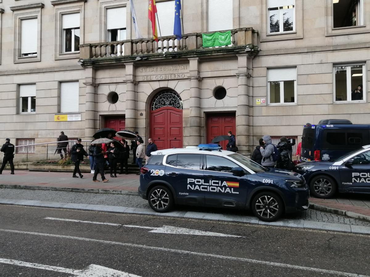 Ganaderos y agricultores forzaron hoy su entrada en la Subdelegación del Gobierno en Ourense-
