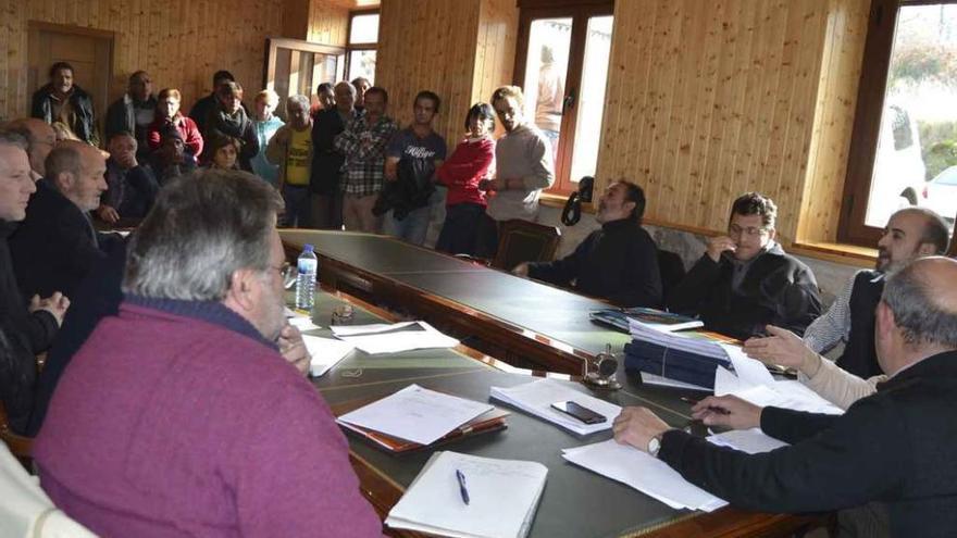 Pleno del Ayuntamiento de Galende celebrado ayer, al que asistieron algunos vecinos.