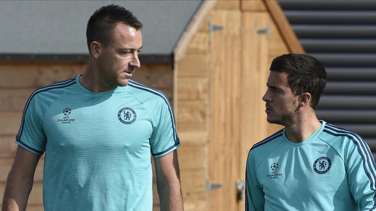 El Chelsea quiere asegurarse la continudad de Hazard... y ofrece otro año a Terry