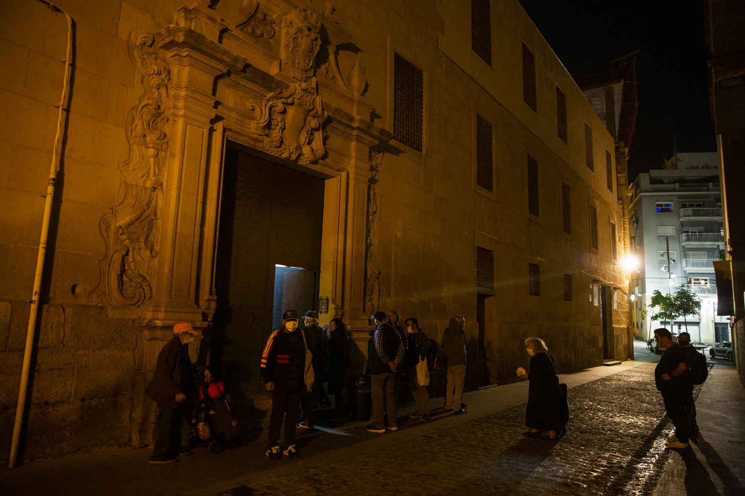 Entrega de alimentos en el convento de las Monjas de la Sangre