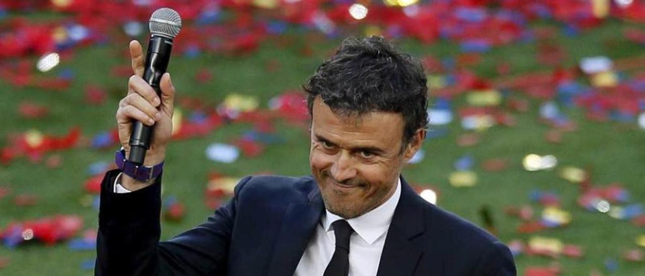 Luis Enrique saluda al público del Camp Nou el sábado.