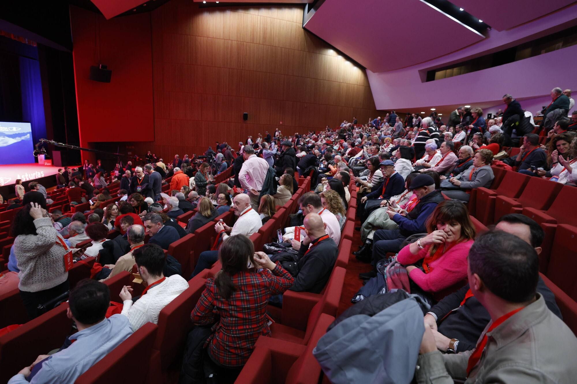 EN IMÁGENES: Pedro Sánchez y Adrián Barbón abren el congreso del PSOE asturiano