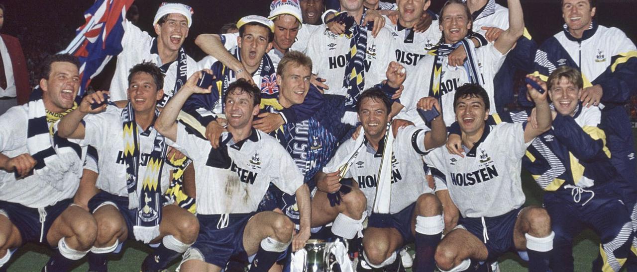 La plantilla del Tottenham que levantó la FA Cup de 1991, con Vinny Samways –segundo por la izquierda en la línea superior– o Gary Lineker –segundo izquierda abajo–. | | LP/DLP