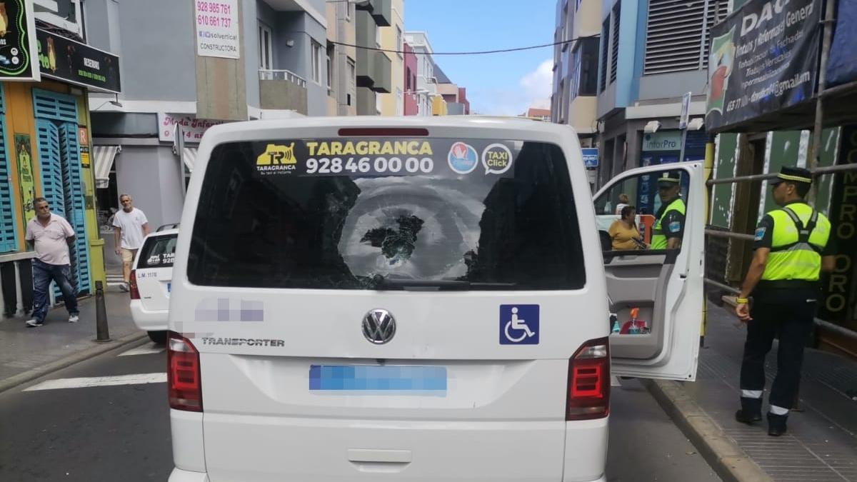 Estado en el que quedó la luna trasera del taxi tras la colisión