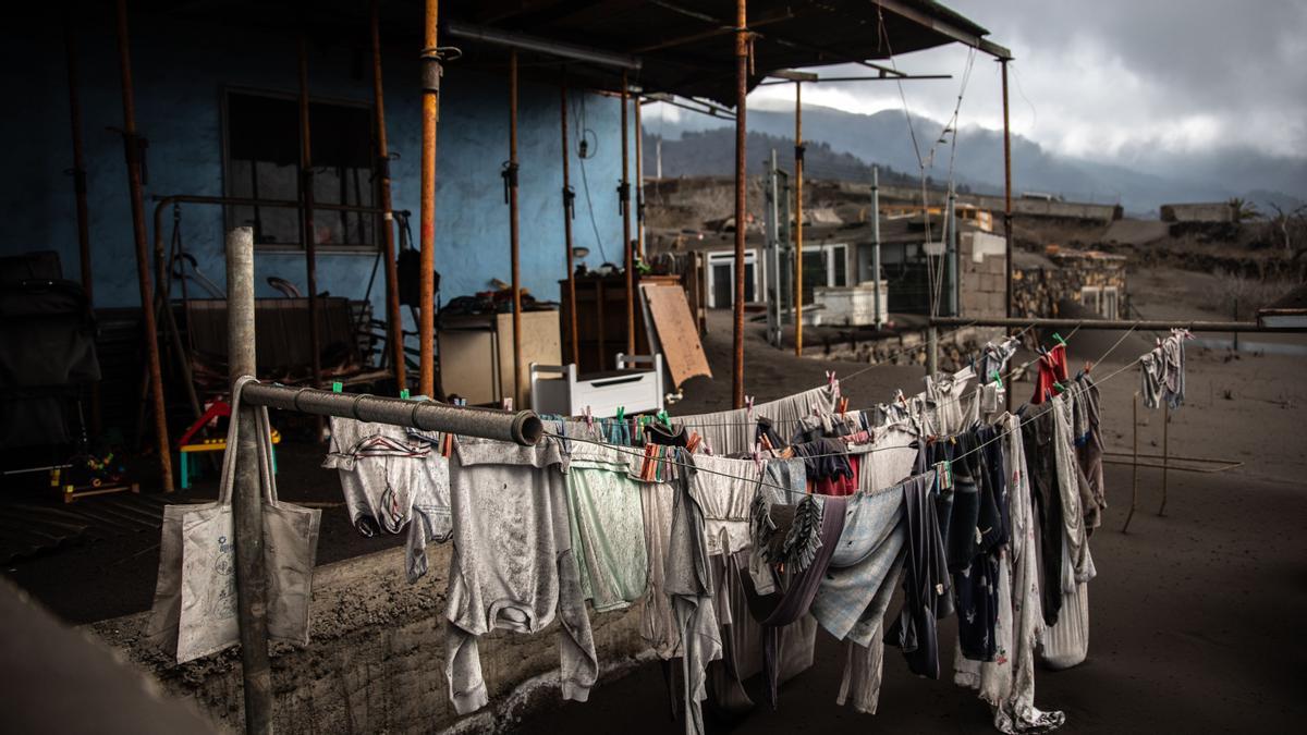 La ropa tendida cubierta de lava en una vivienda.