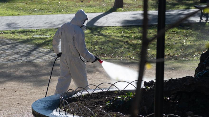 Los vecinos de La Magdalena aplauden el desalojo y la desinfección del parque Bruil en Zaragoza: "A nivel higiénico estaba hecho un desastre"
