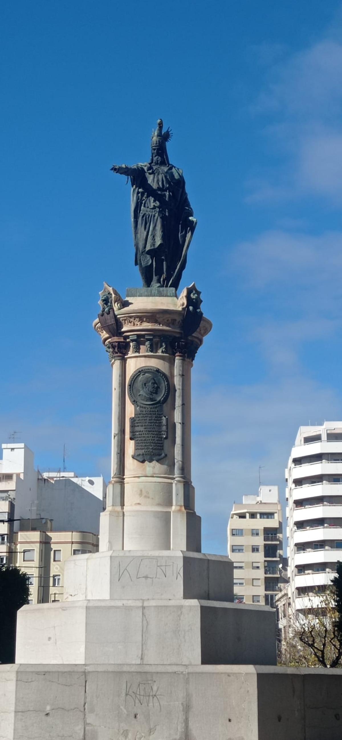 Imagen de la escultura del rey Jaume I en el centro de Castelló.