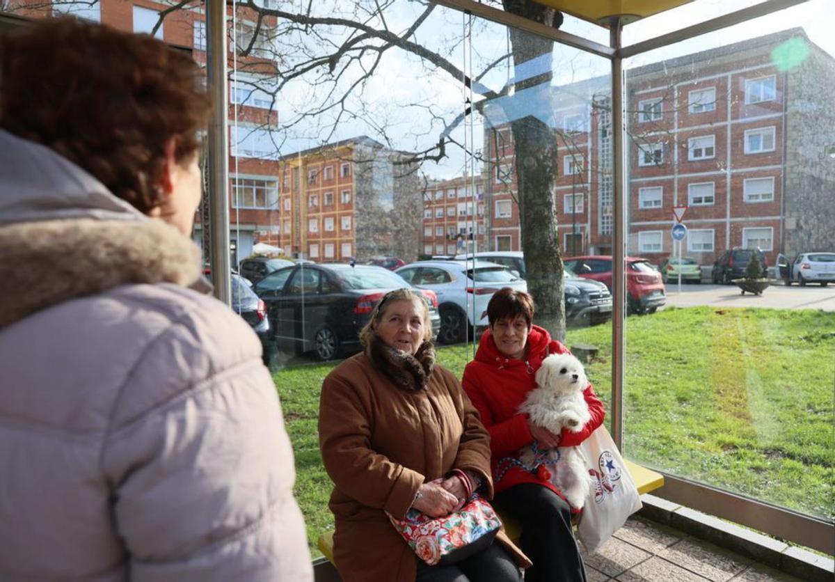 Arancha Fernández, Jorge González y José Antonio González, ayer, en la calle Fruela.
