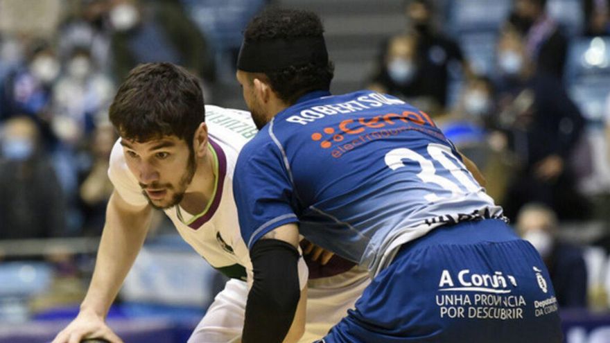 Darío Brizuela intenta superar la defensa de Robertson, en el partido de la pasada temporada en Santiago. | ACBMEDIA