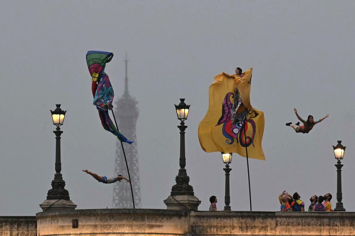 Los acróbatas actúan en el puente Pont Neuf durante la ceremonia de apertura de los Juegos Olímpicos de París 2024
