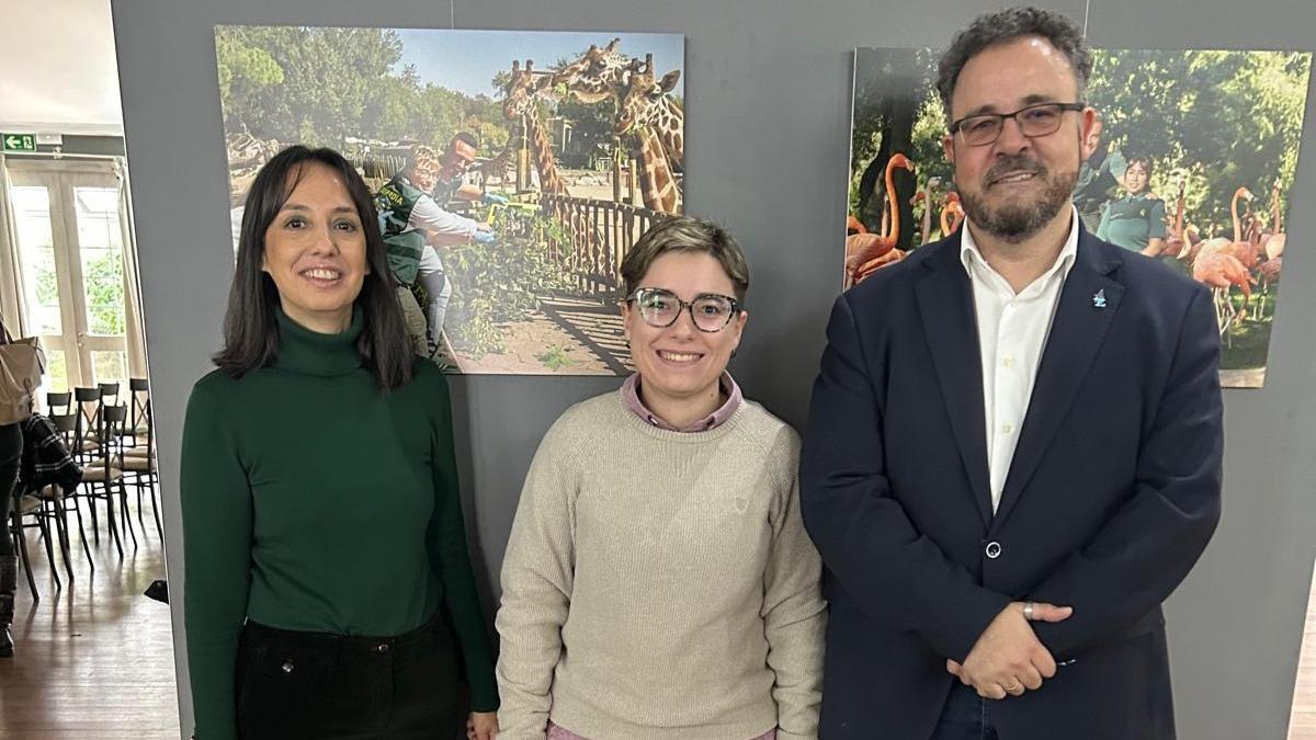 Marina Chamizo posa junto a la directora de la Guardia Civil y al de la Confederación Autismo España.
