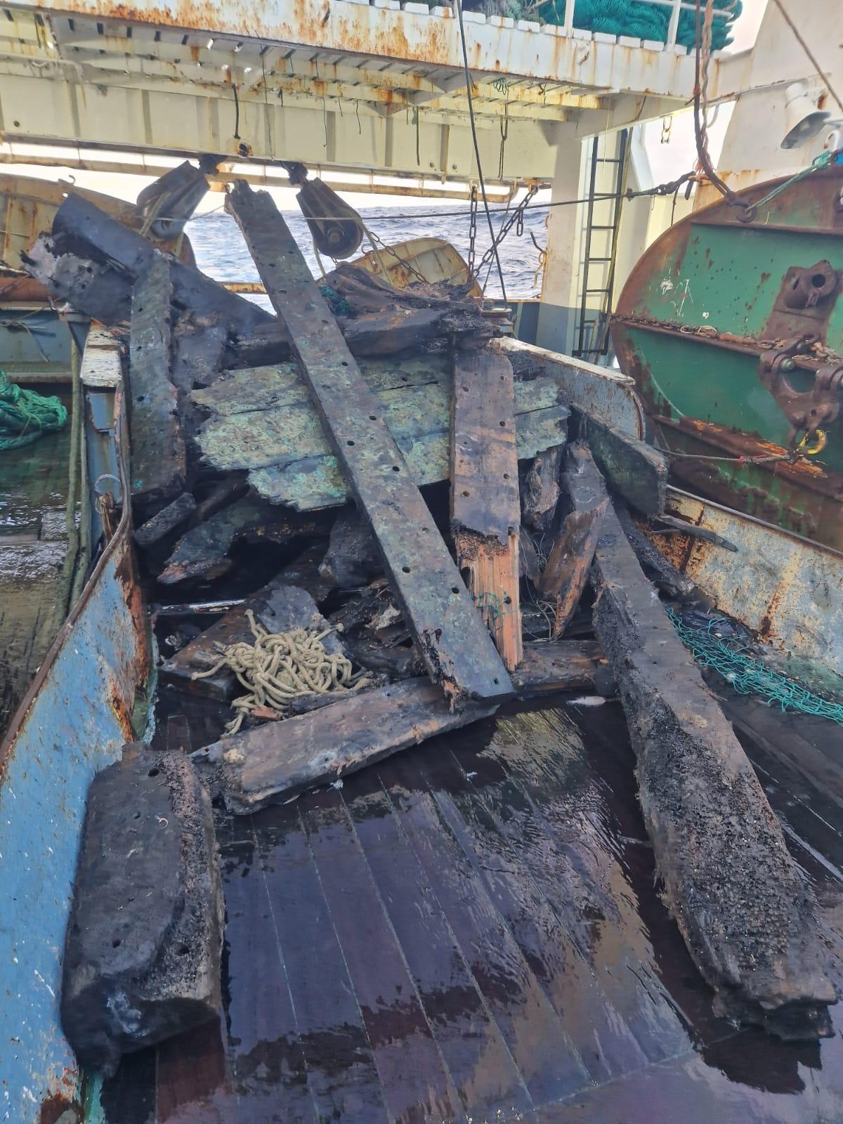 Los tablones del barco recuperados del fondo del mar.