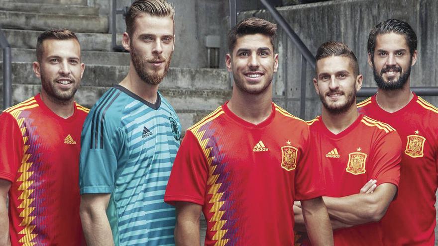 Imagen promocional de Adidas de la nueva camiseta con Alba, De Gea, Asensio, Koke e Isco.