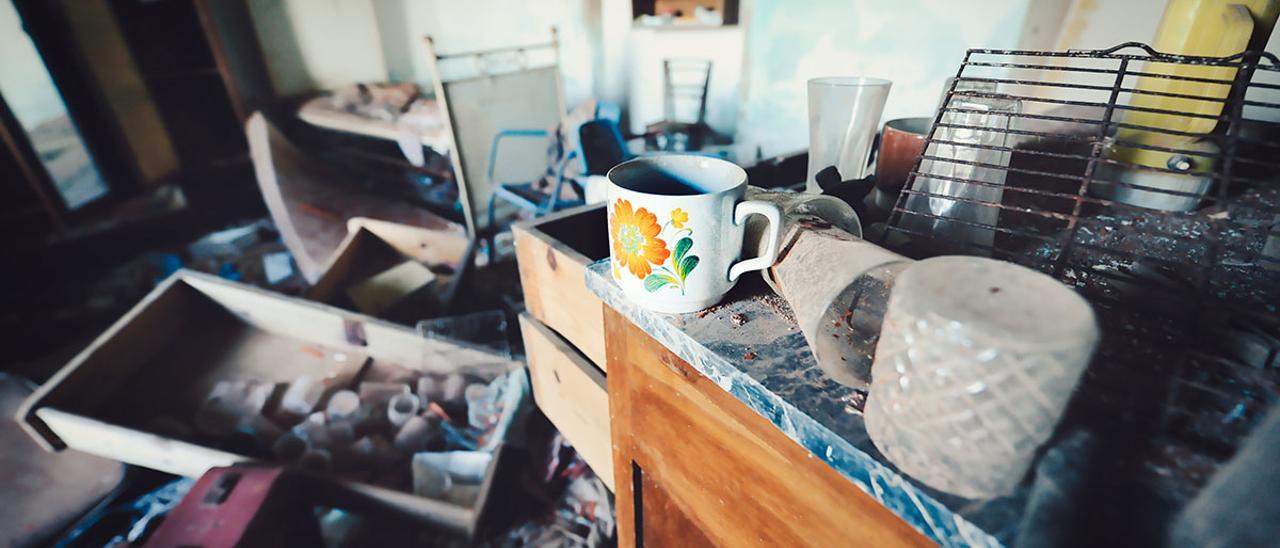 Imagen del interior de un piso abandonado hace años