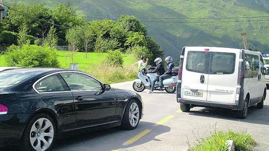 Un agente de la Guardia Civil obliga a varios vehículos a dar la vuelta en las inmediaciones del cruce de L&#039;Arquera.