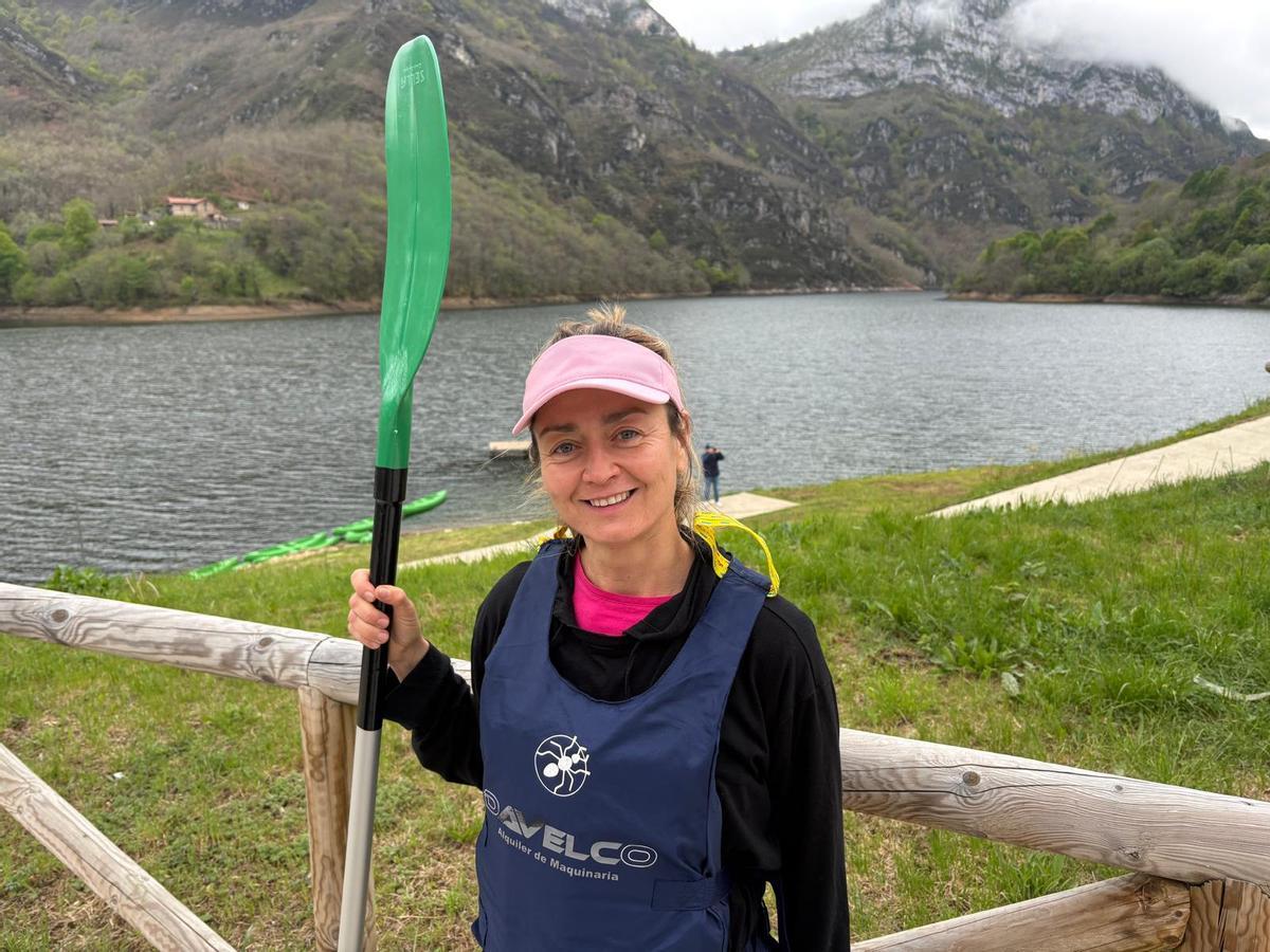 La mierense Elsa Cera en el embalse de Tanes