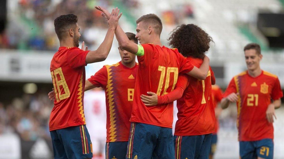 Dani Olmo celebra con sus compañeros uno de sus goles a Montenegro