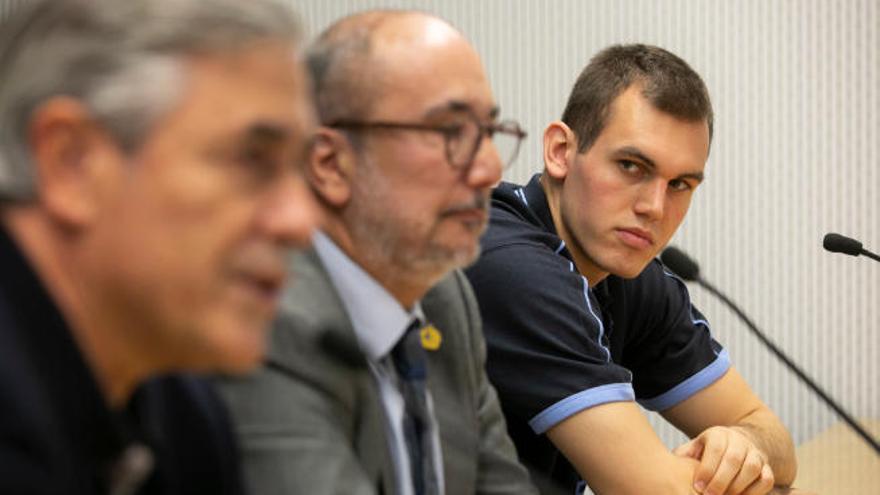 Radicevic, al fondo, en la presentación con Berdi Pérez y Moreno.