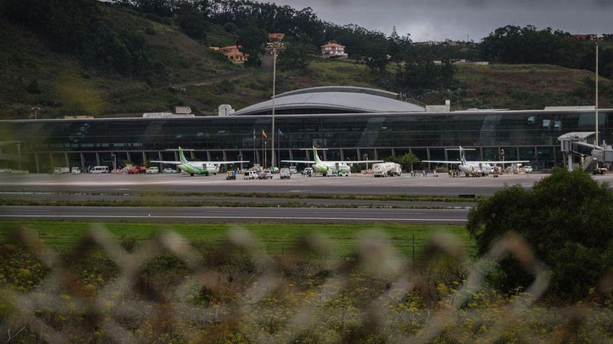 La emotiva despedida de los controladores de Tenerife Norte a un compañero por su jubilación