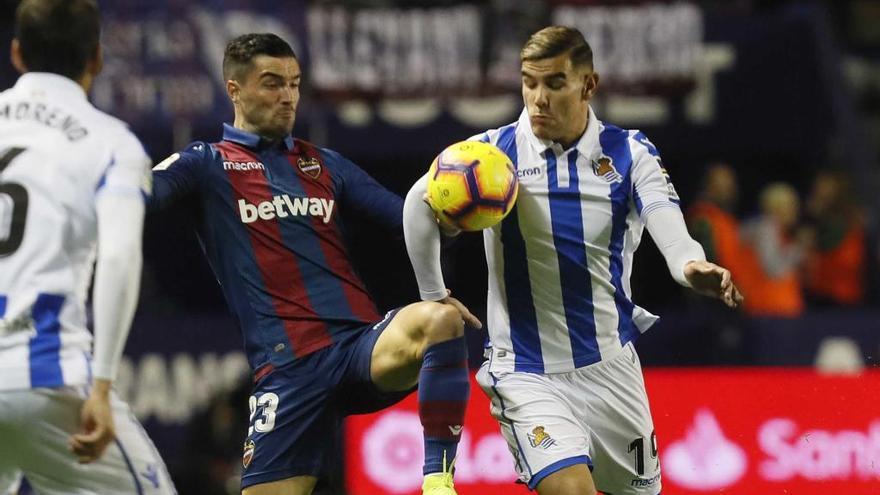 Jason pugna por el balón con Theo Hernández en el partido de la primera vuelta ante la Real Sociedad.