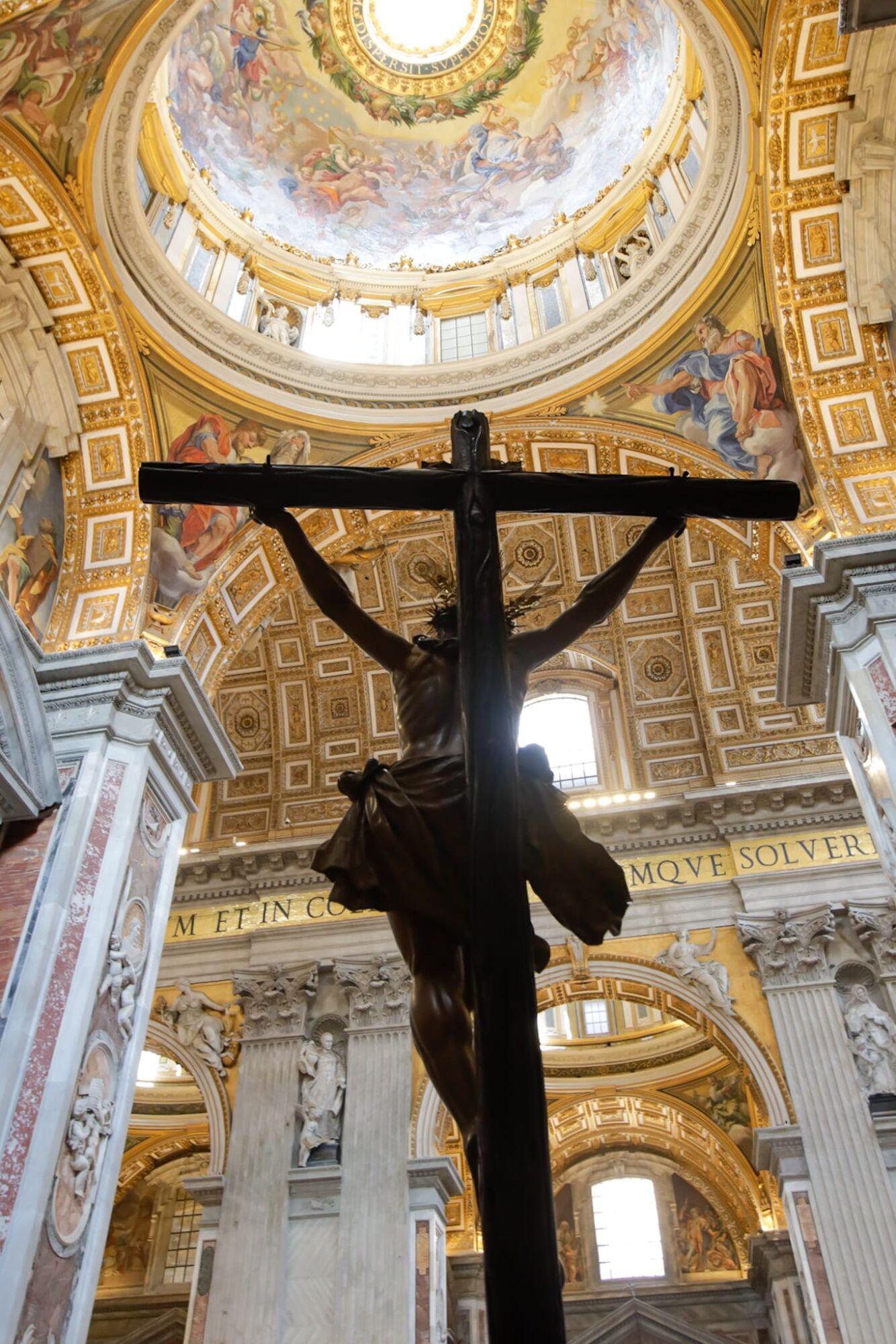 La Virgen de la Esperanza y el Cristo de la Expiración (El Cachorro), de Sevilla, están expuestos al culto en la Basílica de San Pedro