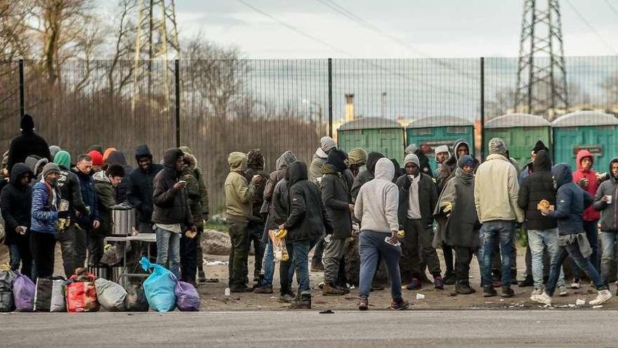 Cuatro heridos de bala en Calais en una pelea entre inmigrantes por la comida