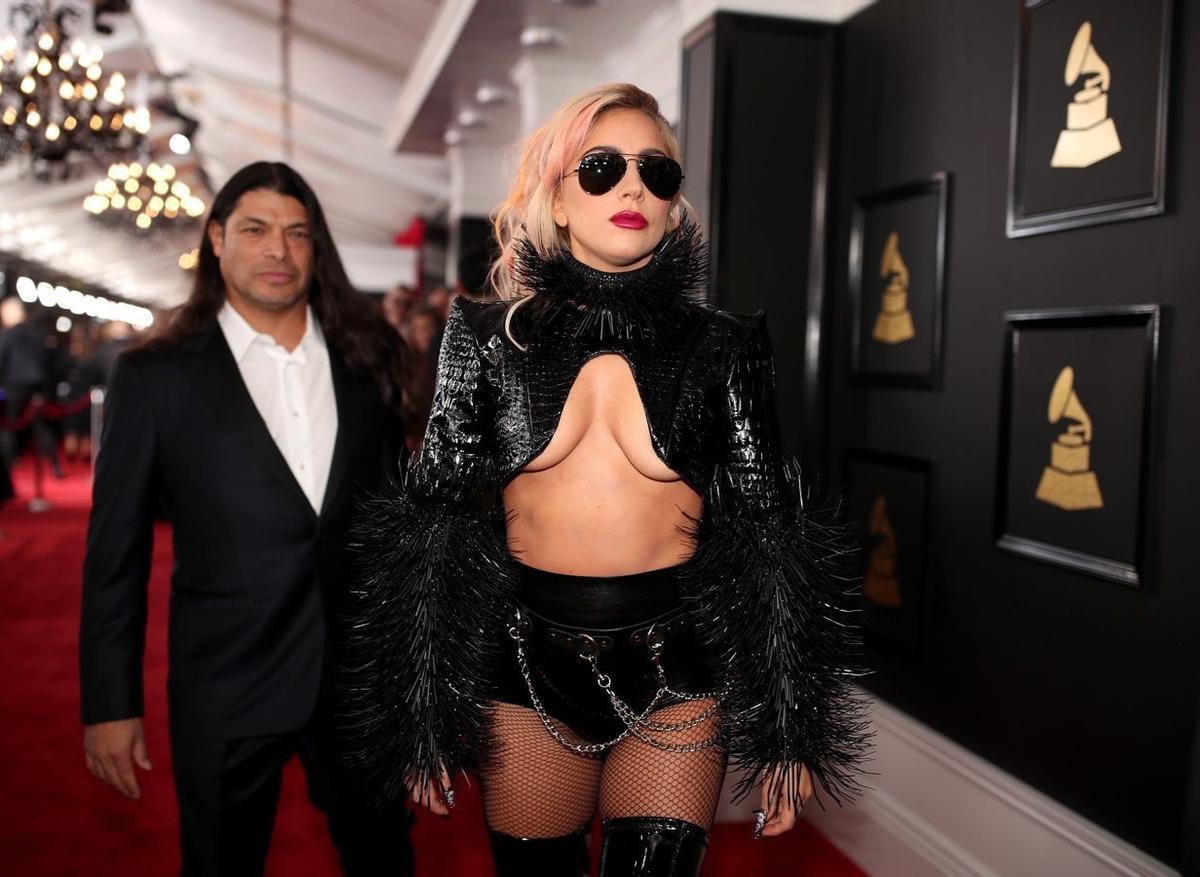 Premios Grammy 2017, el escote de Lady Gaga