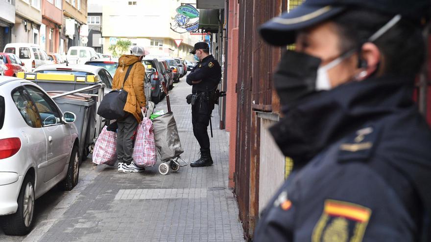 La policía desaloja una vivienda ocupada y llena de enseres en la calle San Lucas