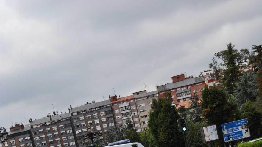 El coche del accidente, tras el atropello, en la plaza Castilla.