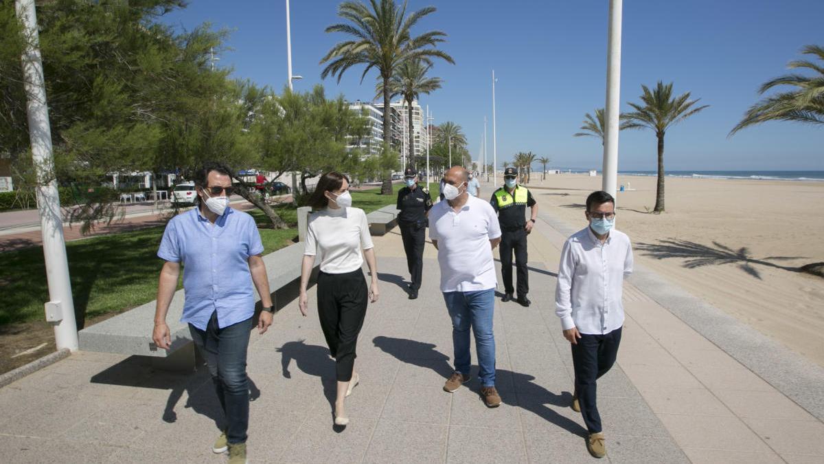 Las autoridades locales de Gandia, esta mañana en el paseo marítimo.