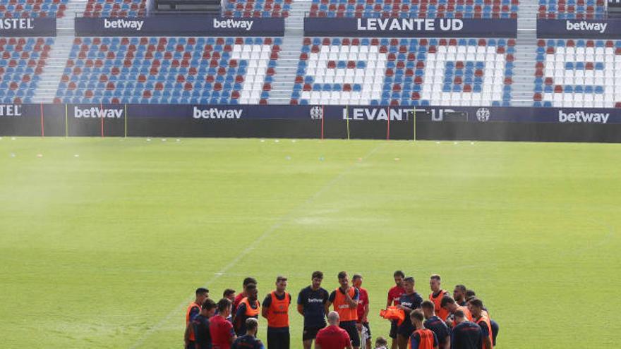 El equipo se ejercita a puerta cerrada en el Ciutat