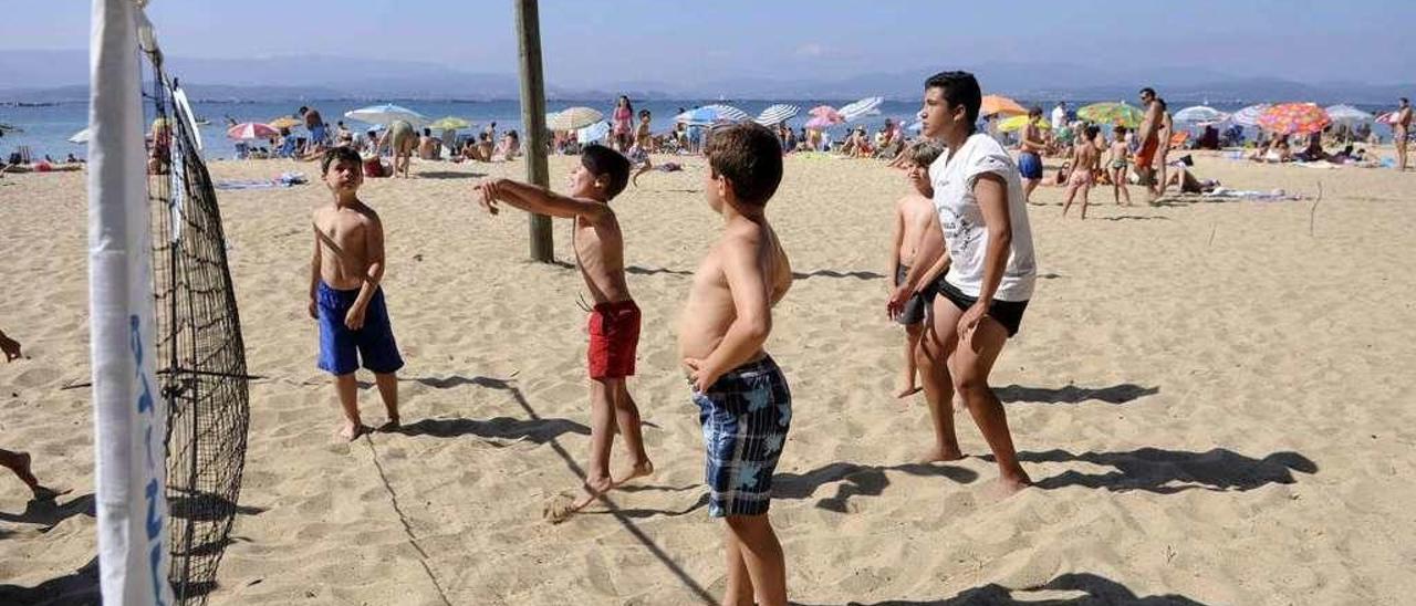 Una de las actividades infantiles habituales en la playa de As Sinas, en Vilanova de Arousa. // Noé Parga