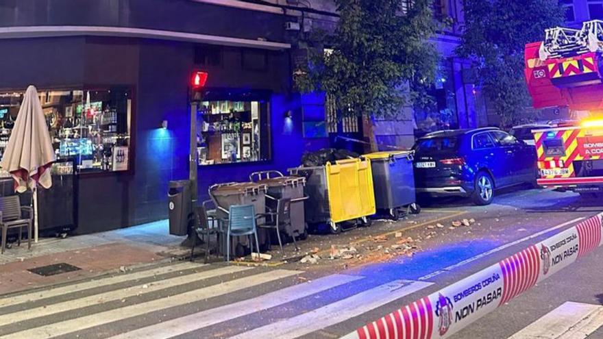 La caída de una cornisa de un edificio en la plaza de Vigo provoca dos heridos leves
