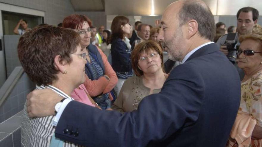 Javier Losada conversa con placeras del mercado da Guarda el día de su reapertura.