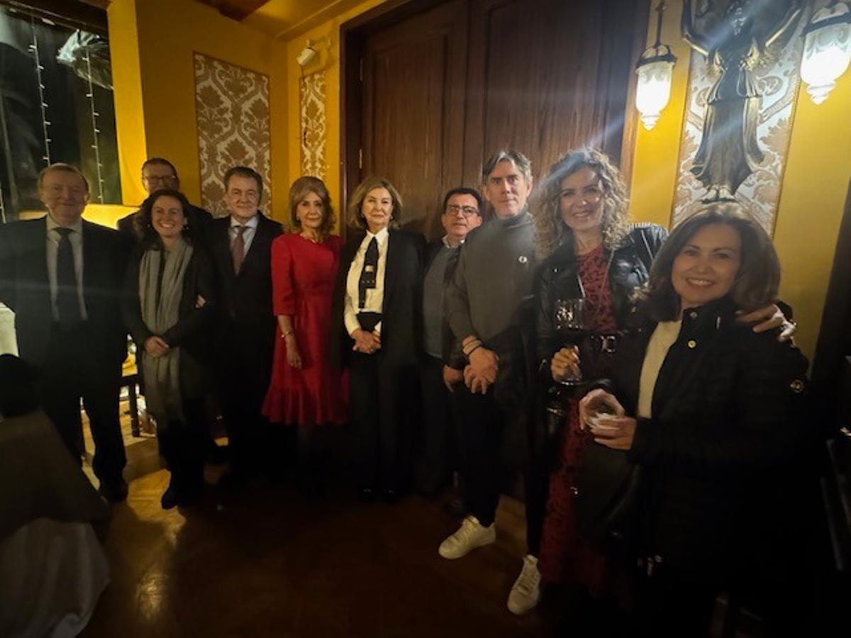 En la foto, entre otros, Rafael Jorro, Carlos Pastor, Chai Bono, Concha Escámez y Antonio Iborra, muchos de ellos personajes perfectamente reconocibles en la novela.
