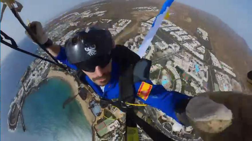 Las espectaculares acrobacias de paracaidistas del Ejército del Aire en Costa Teguise