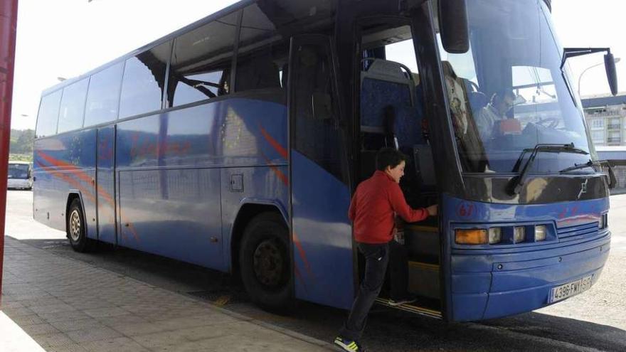 Un usuario de la línea A Estrada-Santiago, subiendo al autobús en la villa estradense. // Bernabé / Javier Lalín