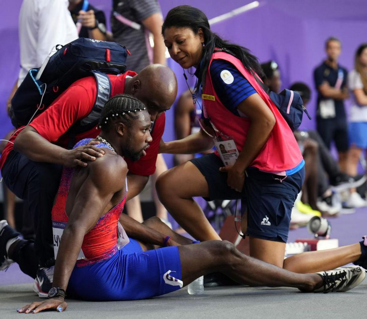 Noah Lyles, atendido por personal médico tras la final de 200 m de París.