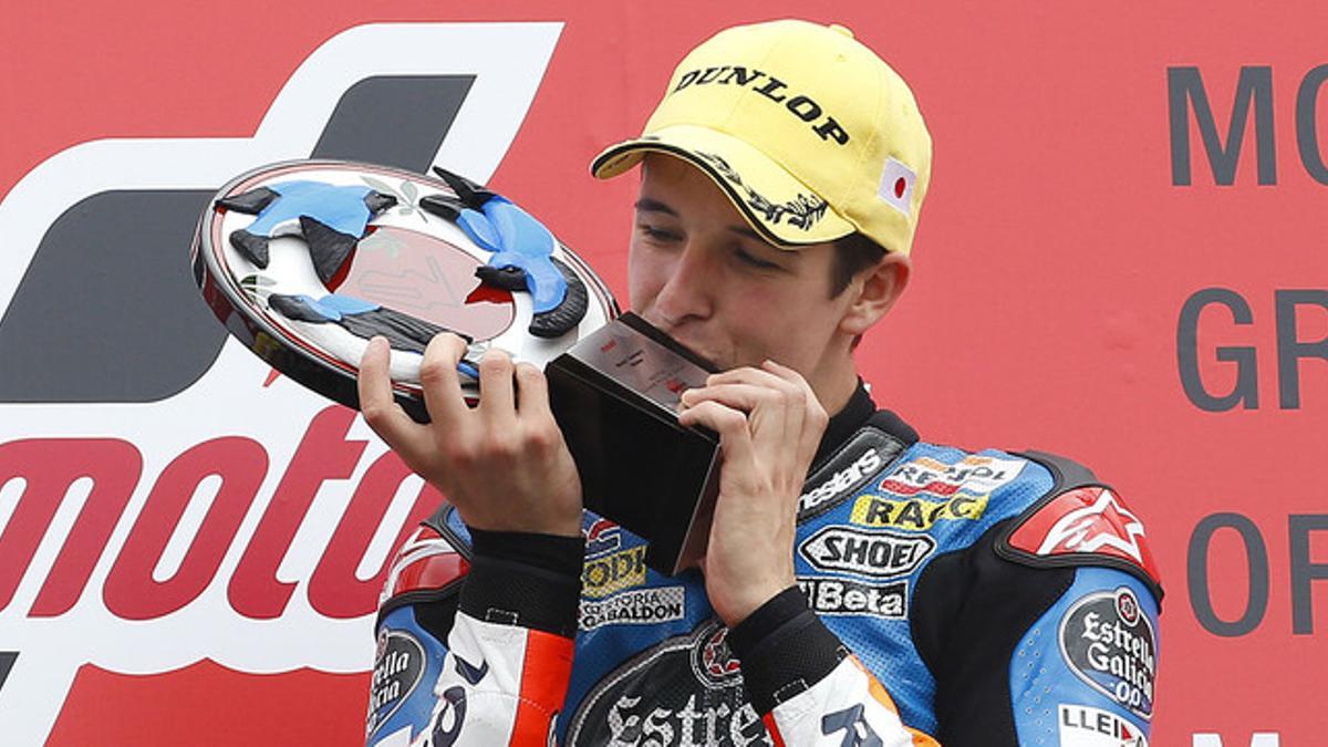 Àlex Márquez besa el trofeo que lo acredita como ganador del GP de Japón