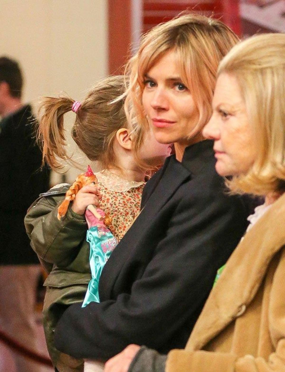 Sienna Miller se ha llevado a su hija Marlowe a un centro comercial