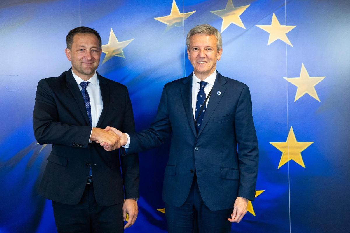 El comisario de Agricultura y Alimentación de la Comisión Europea, Christophe Hansen y el presidente de la Xunta, Alfonso Rueda, en Bruselas.