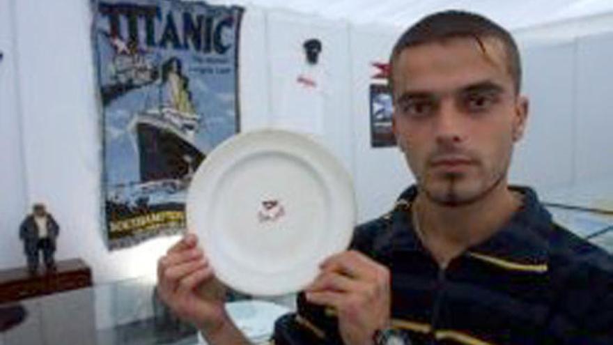 Toni Varela posa con el plato del Titanic